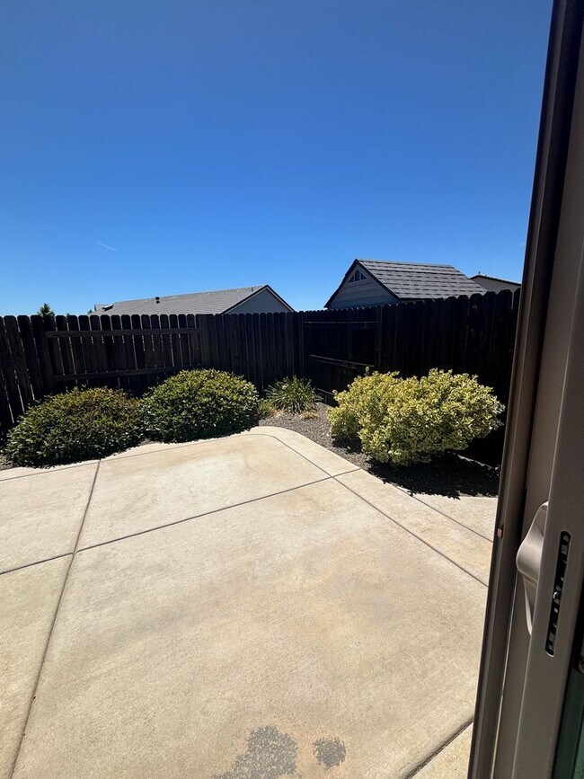 Building Photo - Solar - Whitney Ranch Newer Single Story, ...
