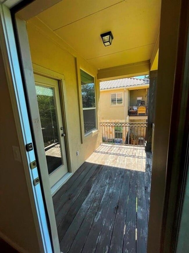 Building Photo - Fabulous 4-bedroom duplex in the heart of Lakeway!