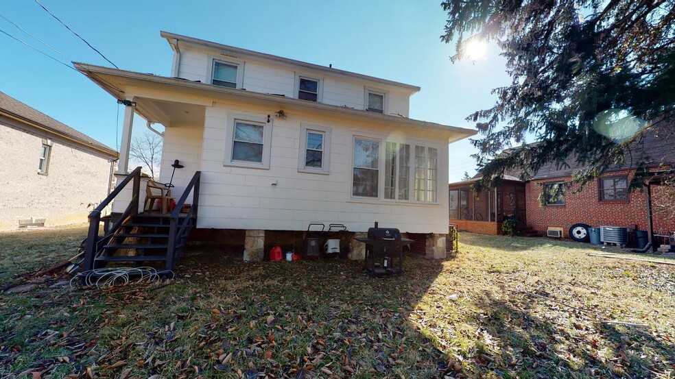 Building Photo - Beautifully updated East Arlington home by...
