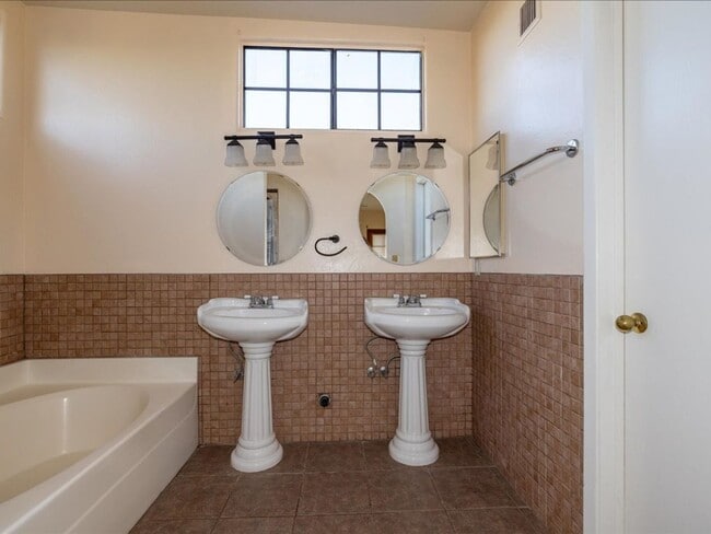 Building Photo - 3 Bedroom 2.5 Bath Two Story Home