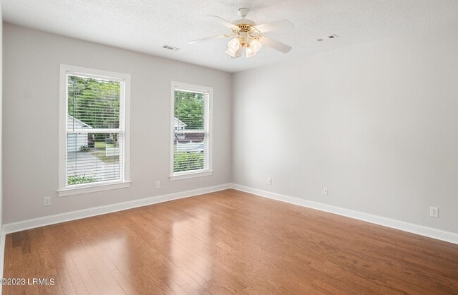 Building Photo - 2 Rockville Way