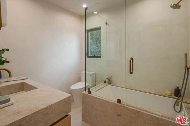 Building Photo - 2221 Bowmont Dr