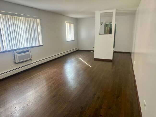 Building Photo - 7320 N Rogers Ave