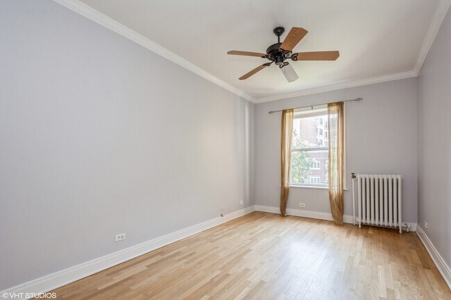 Building Photo - 1220 W Sherwin Ave