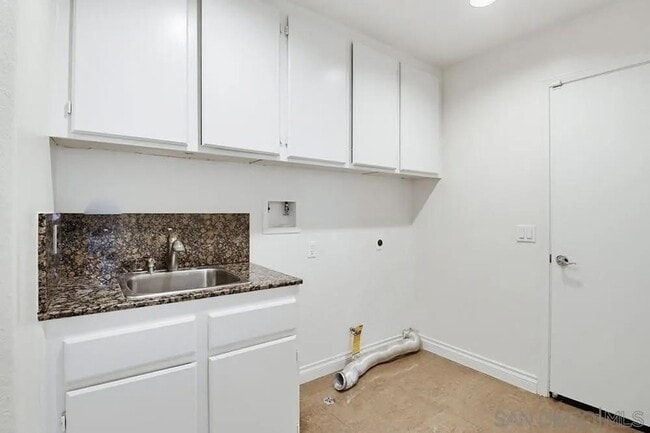 Building Photo - 1100 Corrales Ln