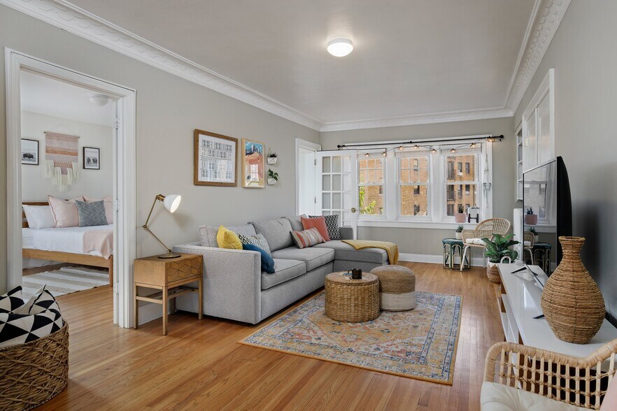 Building Photo - 807 W 48th St