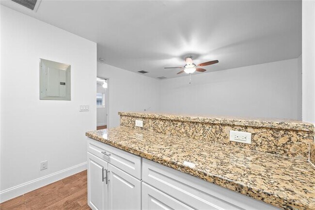 Building Photo - 404 SE 16th St