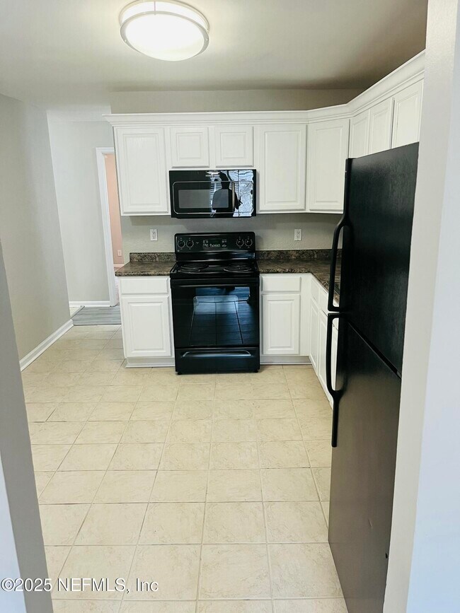 Building Photo - 8880 Old Kings Rd S