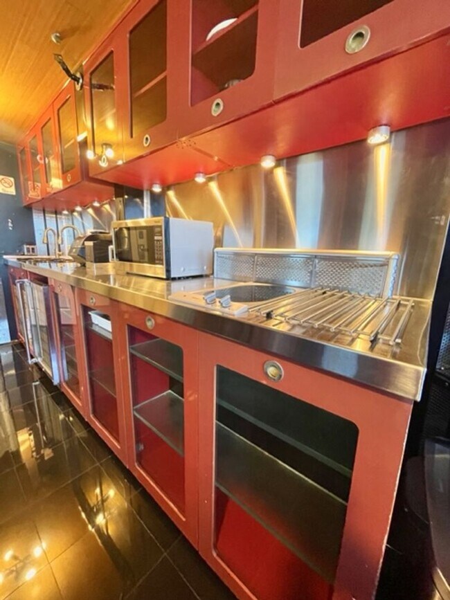 Building Photo - Fully furnished and move-in ready!