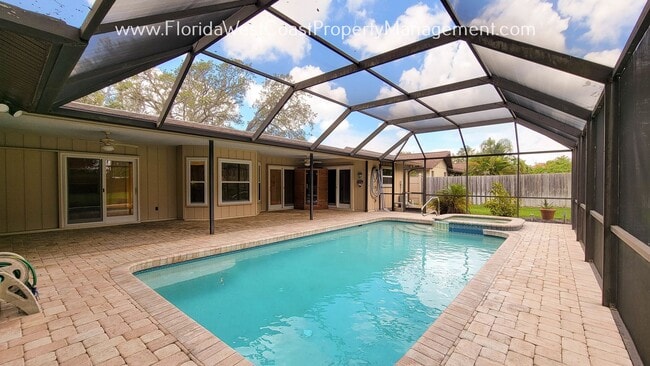 Building Photo - CLASSIC SARASOTA POOL HOME WITH UPDATES AN...