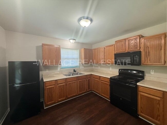 Building Photo - SOUTH KNOX CHARMER ...  2 BEDROOM AND 1 BATH