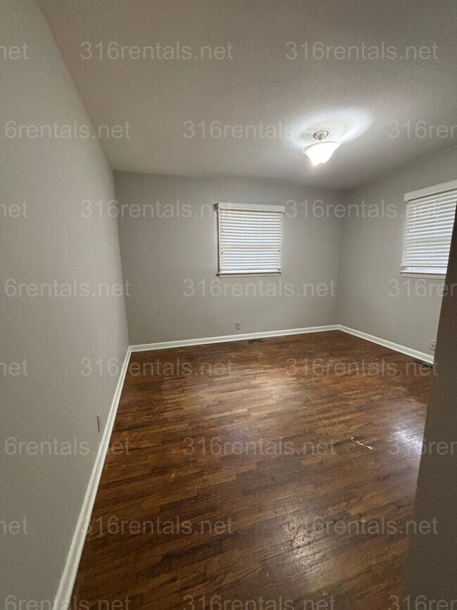 Building Photo - 3 bed 1 bath house for rent now!