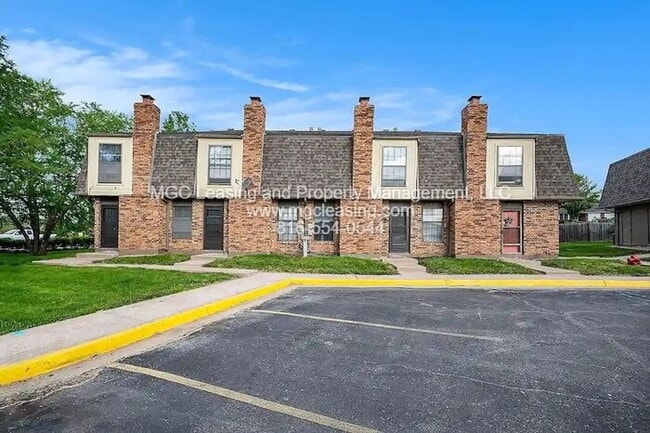 Building Photo - Spacious 2nd Floor Townhome in the Heart o...