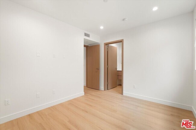 Building Photo - 11023 1/2 Blix St