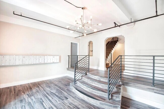 Building Photo - 203 S Kenmore Ave