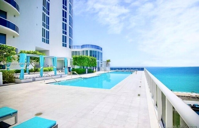 Building Photo - 16001 Collins Ave