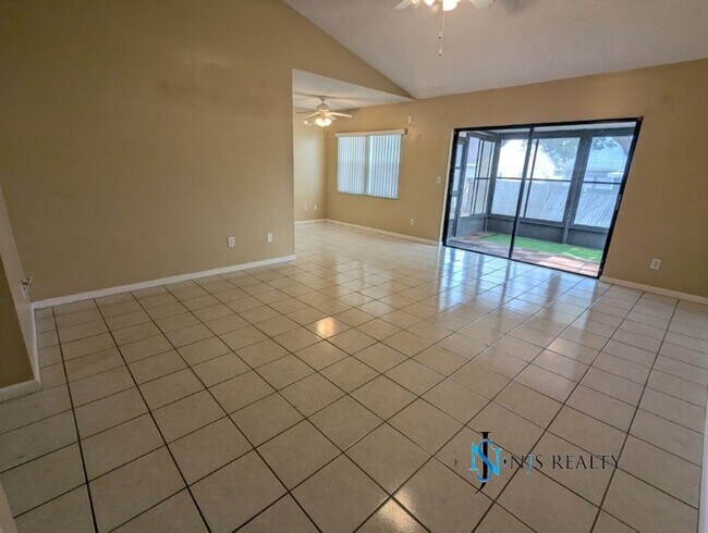 Building Photo - Large 2/2/1 with community pool, primary s...