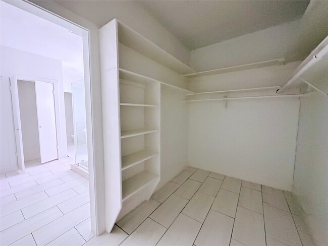 Building Photo - 3202 La Quinta Dr