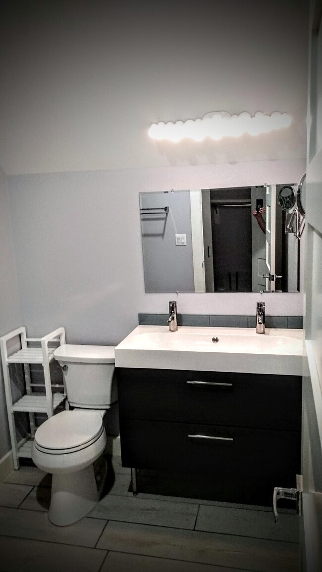 Master en suite bathroom - 400 Lakeview Blvd