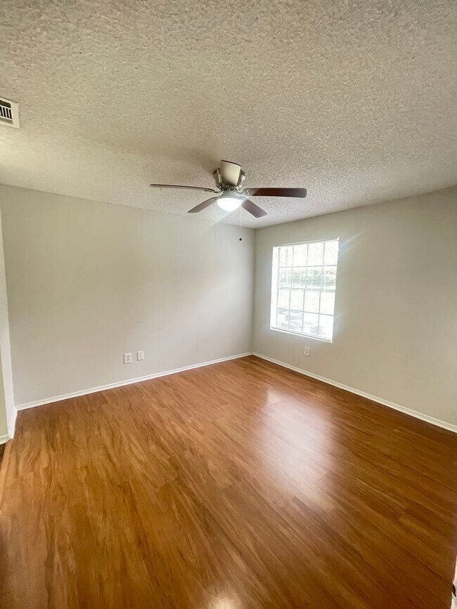 Building Photo - 1 Bed / 1 Bath Condo in Gated Comm. In Alt...