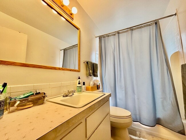 Building Photo - Wonderful 2-Bed, 1-Bath Duplex Unit in Fort Collins, CO!