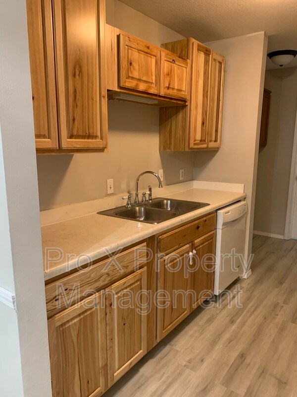 Building Photo - 3802 College View Dr