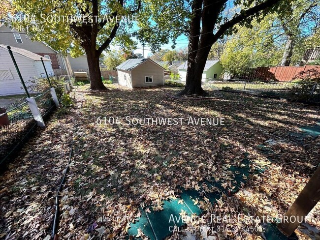 Building Photo - Charming 2-Bed Gem in St. Louis with 966 S...