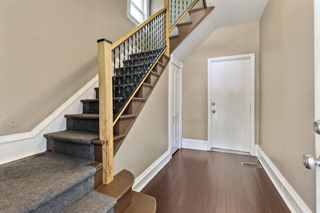 Building Photo - 3BR/1Bath + Office Area Available Sept 12t...