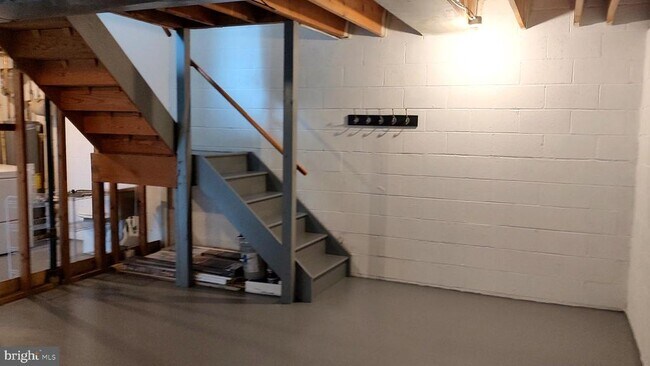 Building Photo - 35 Eastford Ct