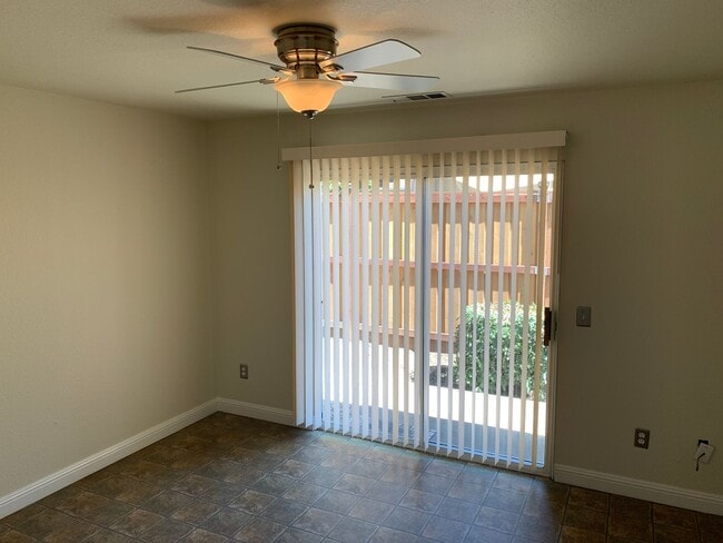 Building Photo - Great home near Shopping Centers!