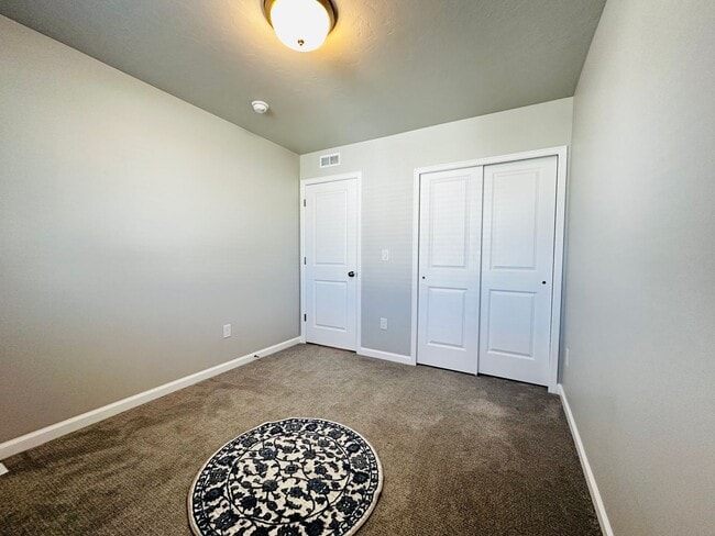 Building Photo - Spacious and Bright Townhome Available Sep...