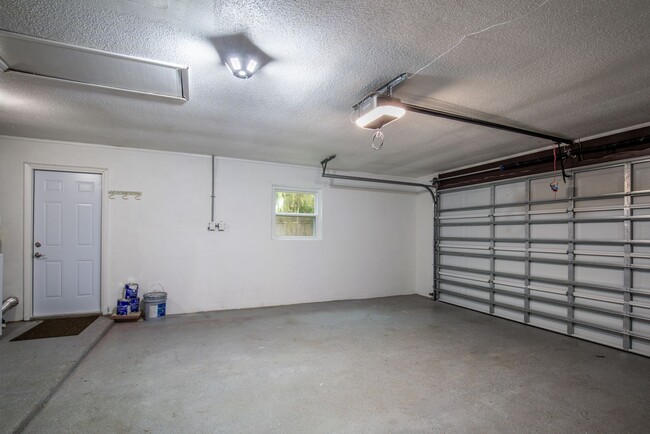 Building Photo - BEAUTIFUL 3 BEDROOMS SINGLE FAMILY HOME LO...