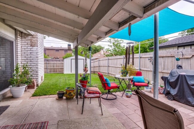 Building Photo - 3614 Pinoak Dr