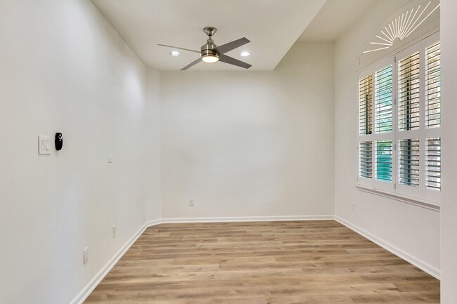 Building Photo - 22 N Queenscliff Cir