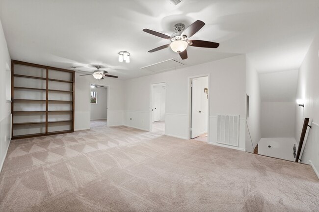 Building Photo - 16815 Memorial Oaks Ln