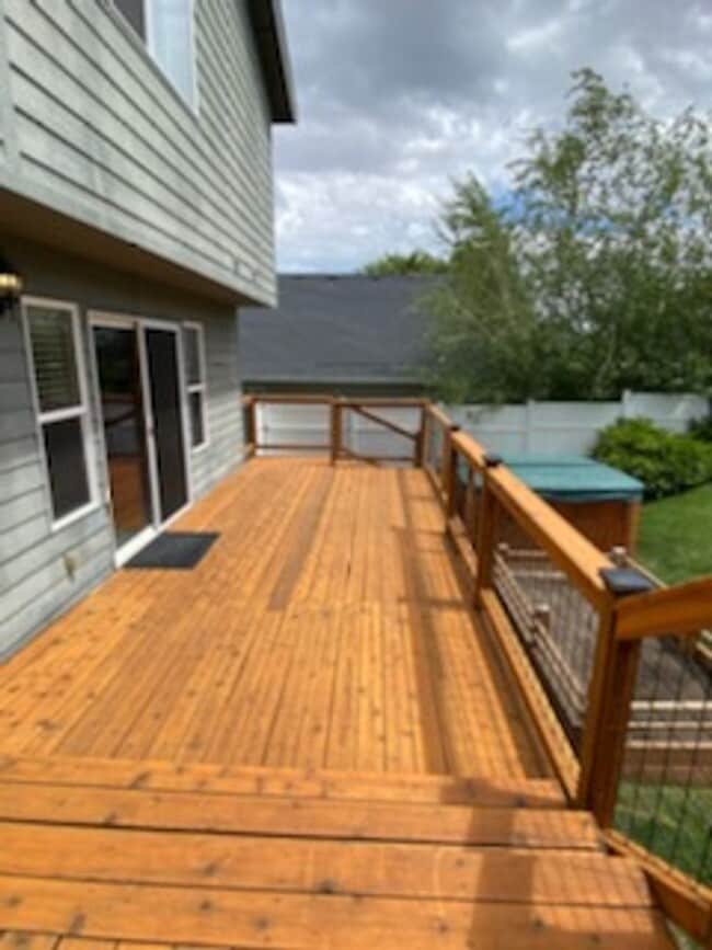 Building Photo - Sunny and spacious 3 bed, 2.5 bath house with living and family room, with huge back yard!