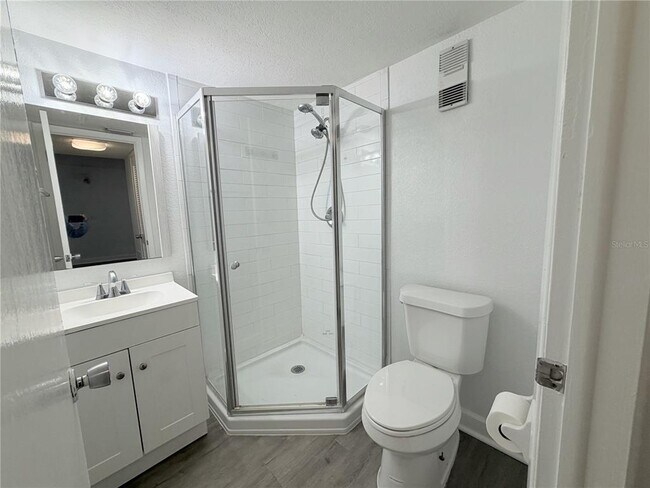 Building Photo - 1524 Lakeview Rd