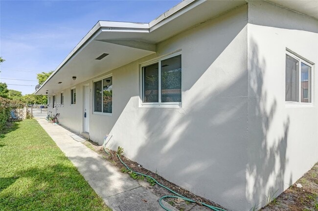 Building Photo - 136 NW 6th Ave