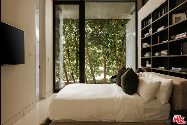 Building Photo - 1536 Blue Jay Way