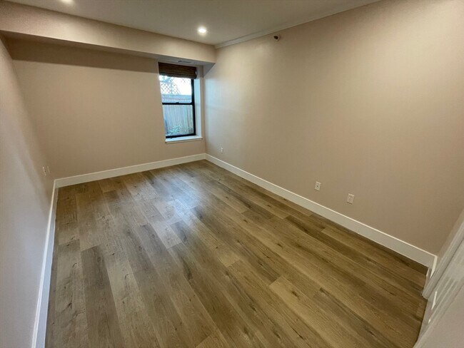 Building Photo - 71 Fulkerson St