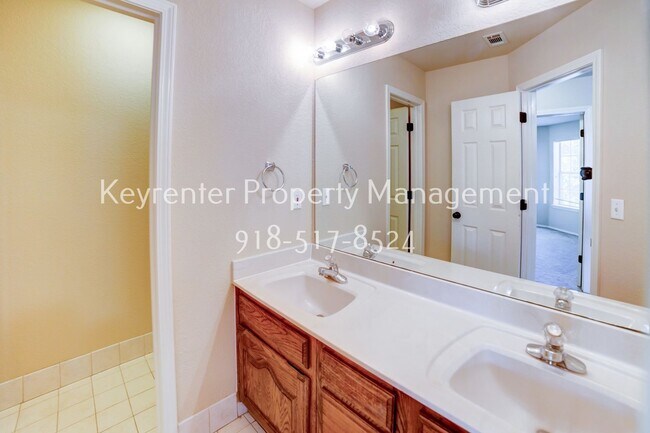 Building Photo - Beautiful home across from Jenks Middle School