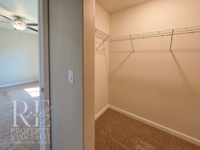 Building Photo - Bright Bremerton Home with A/C, and Fully Fenced Yard