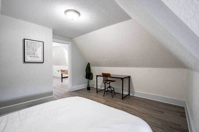 Building Photo - 4Bdrm Upper Flat of Eastside Duplex Fully ...