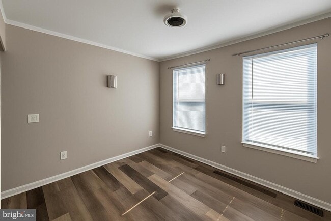 Building Photo - 315 Baylis St