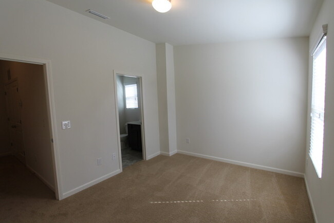 Building Photo - 2BD Townhome minutes from Downtown Pinevil...