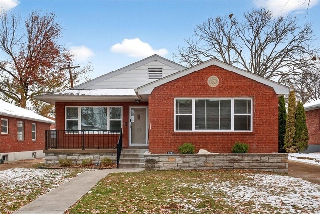 Building Photo - In awe of GARAGE ($1,495/mo)