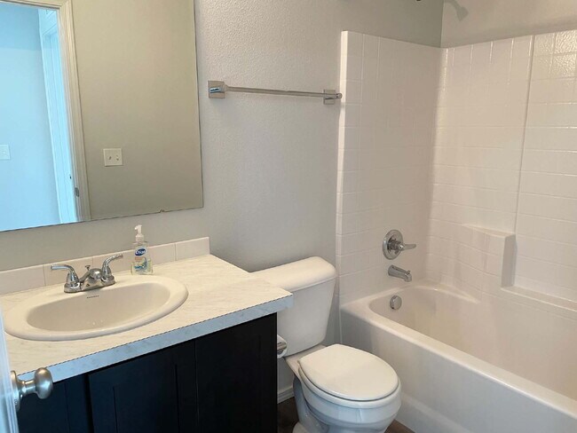 Building Photo - "Charming 3-Bed Oasis on East Drouillard Street with 2.5 Baths and 1470 Sq Ft in Nampa!"