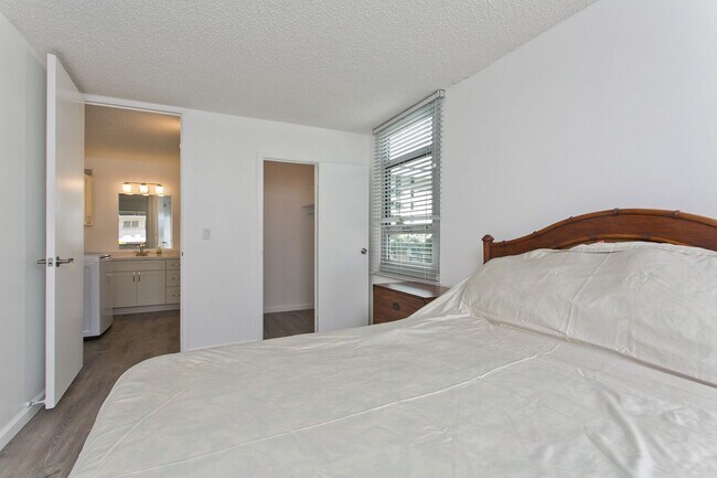 Building Photo - Waikiki 2 BD 1 Gated PRK w/ Washer/Dryer in Unit