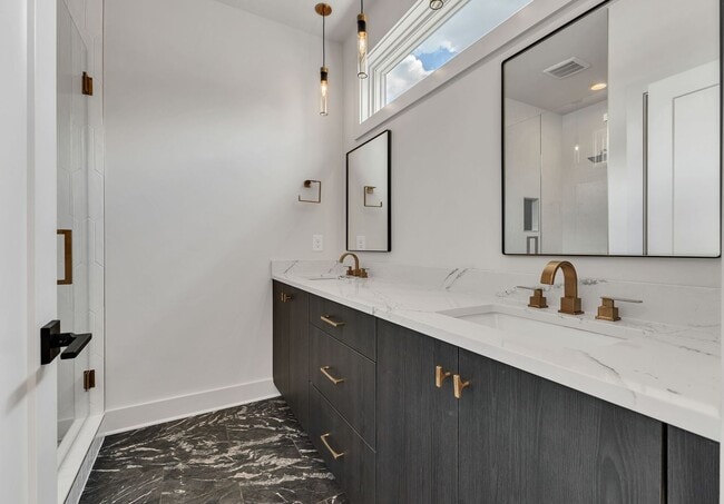 Building Photo - Stunning Salemtown Townhome With Fenced In Yard