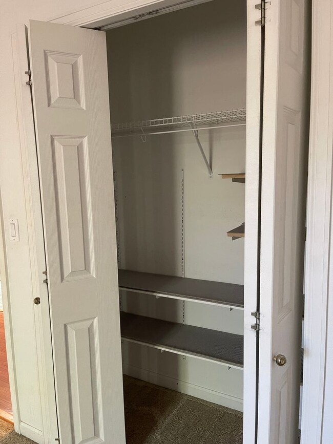 Building Photo - 3 Bedroom Home with Shop